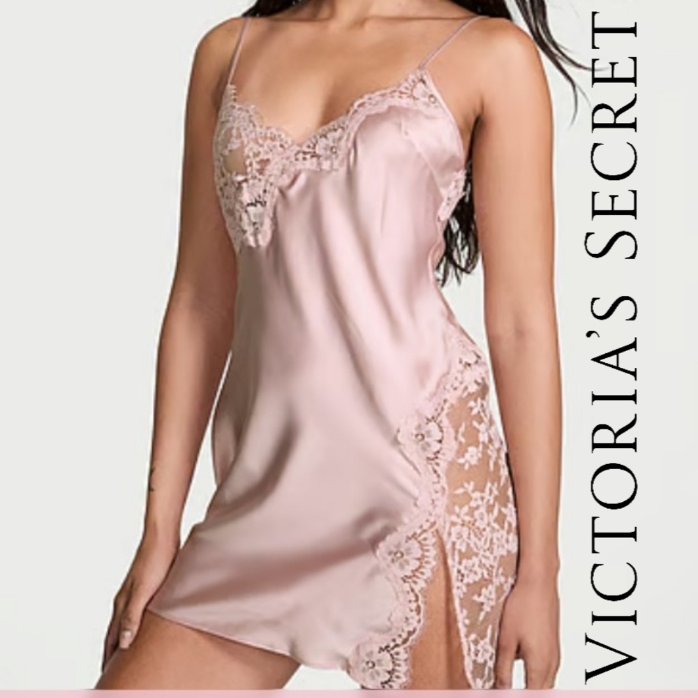 NWT VS Dream Angels
Dare to Dream Lace & Satin Slip- LIGHT PINK